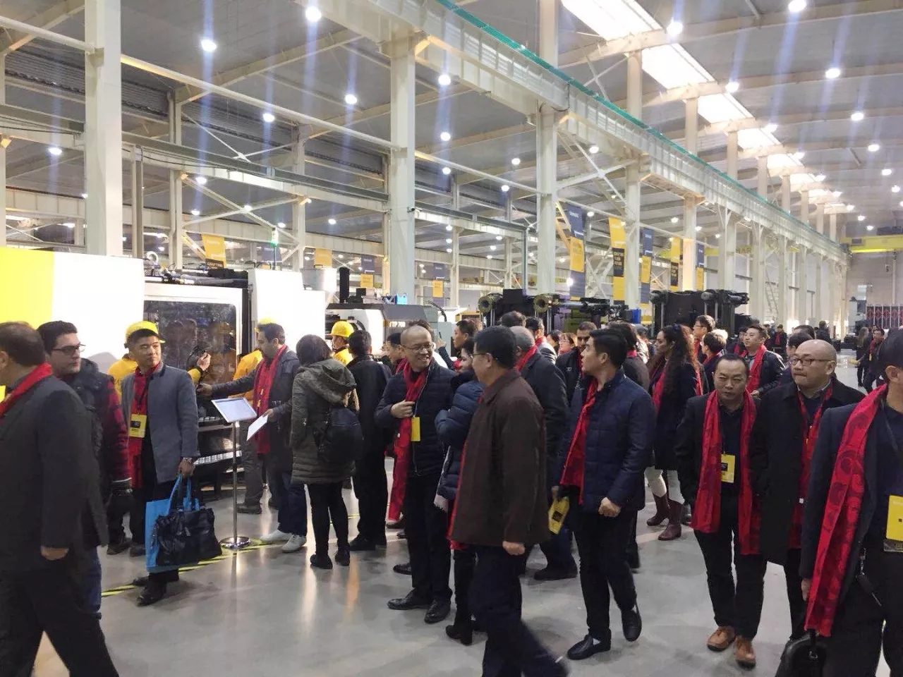 尊龙人生就是博首页上演“两大喜”：：： 十周年庆+注塑智慧工厂完工